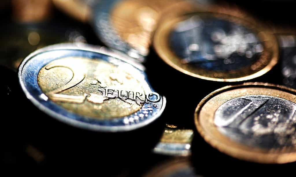 Euro zone bond yields edge down, Italy's new issuance in focus