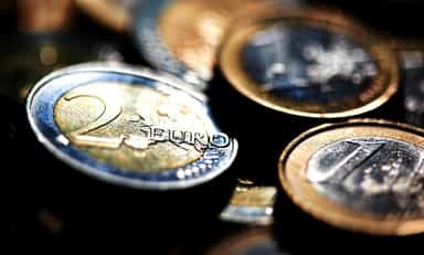 Euro zone bond yields edge down, Italy's new issuance in focus